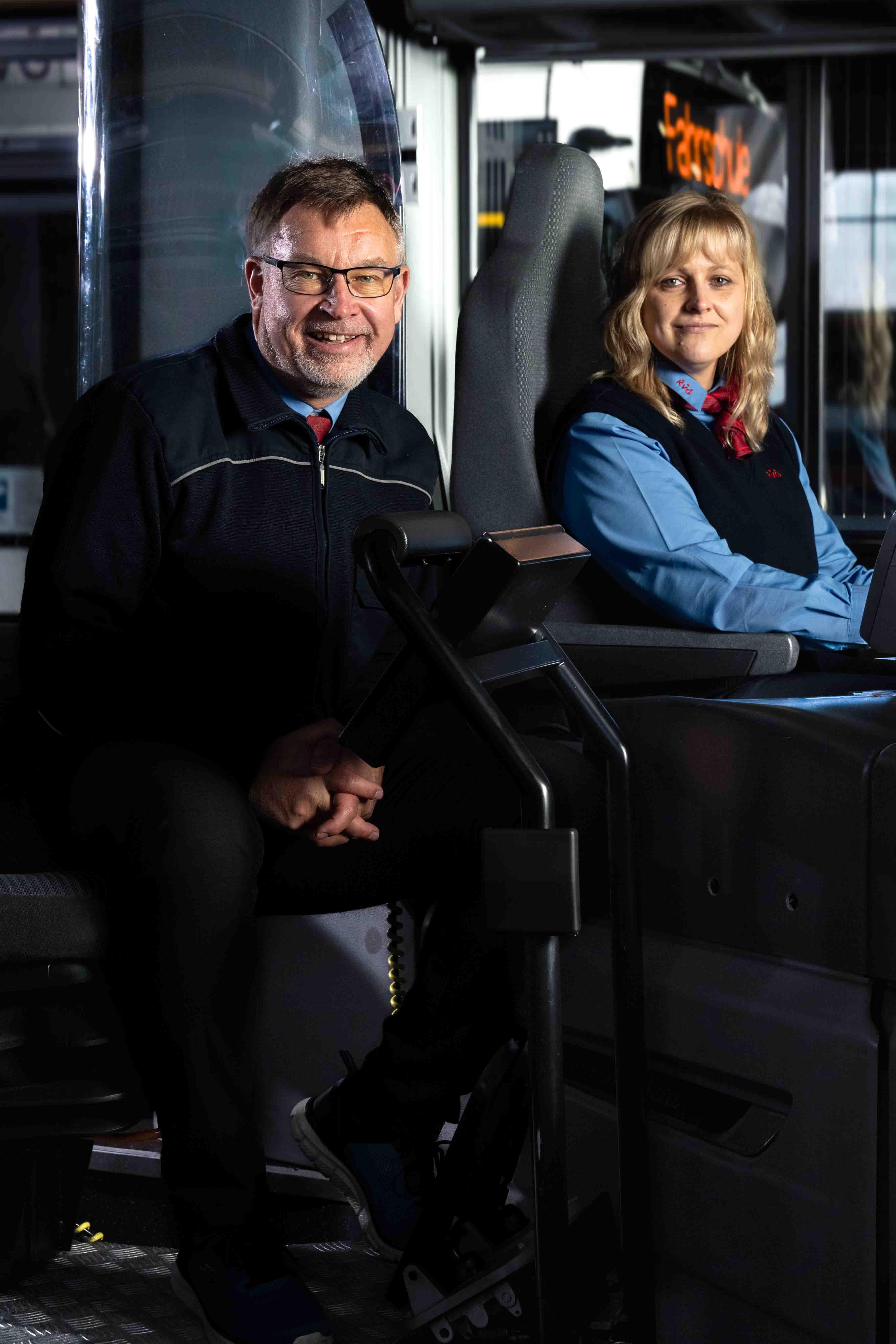 Fahrlehrer und Fahrschülerin in einem Fahrschulbus