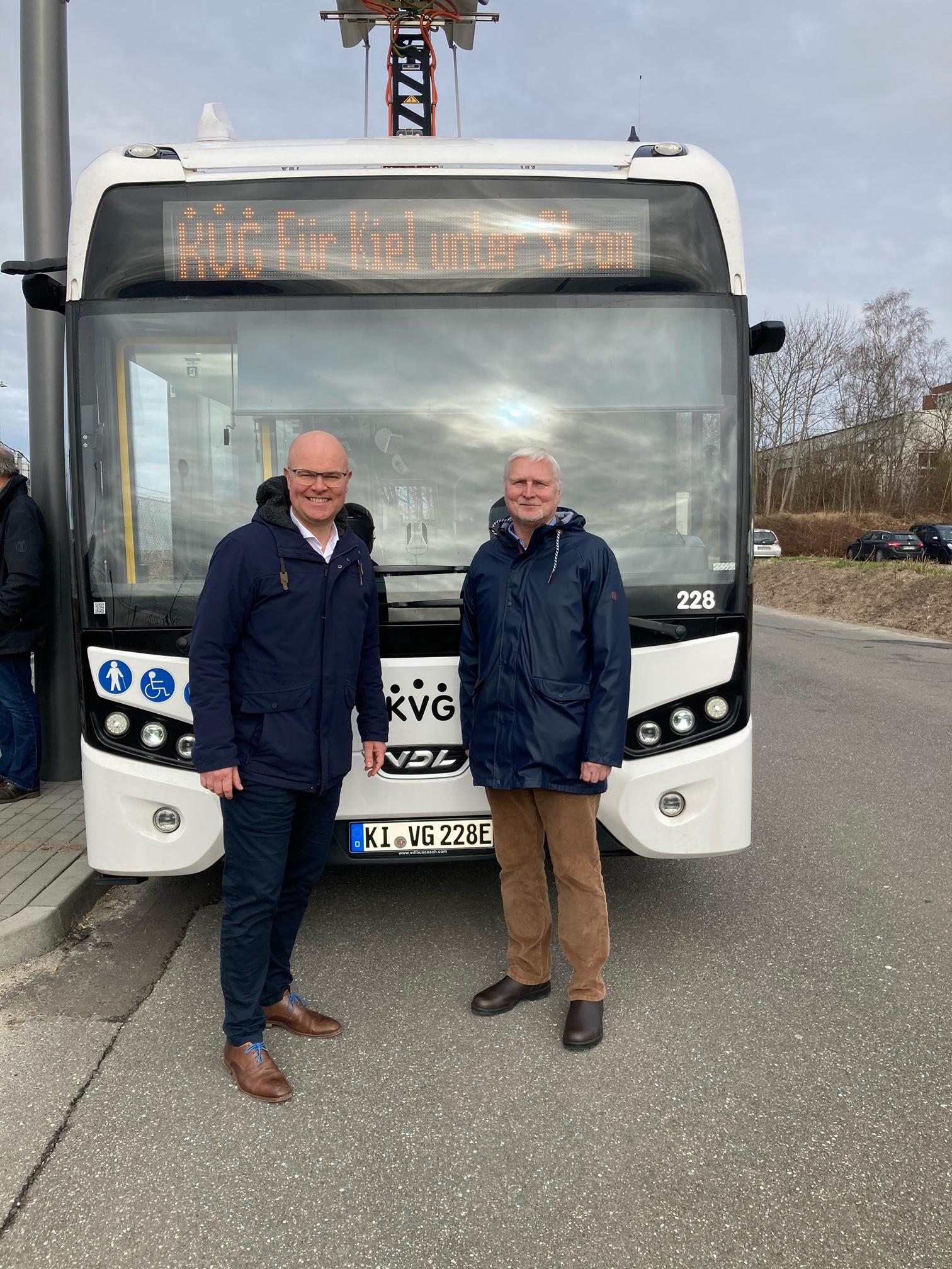 Tobias Goldschmidt (Minister für Energiewende, Klimaschutz, Umwelt und Natur des Landes Schleswig-Holstein) und Andreas Schulz (Geschäftsführer KVG Kieler Verkehrsgesellschaft