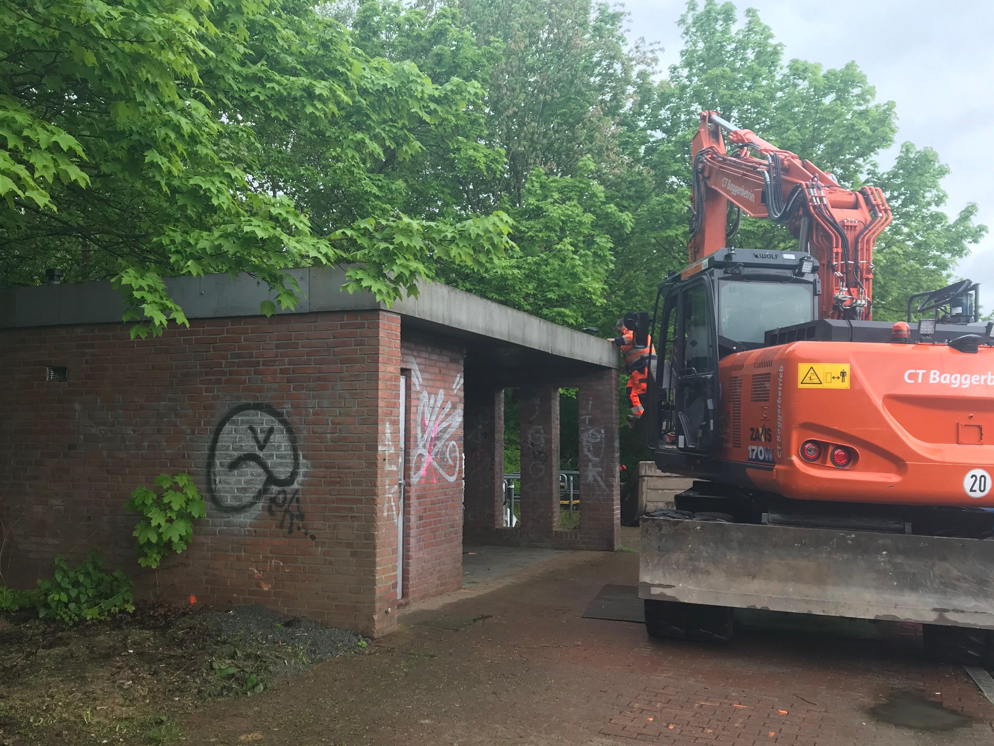 Abriss des alten Warte- und WC-Häuschens | © KVG