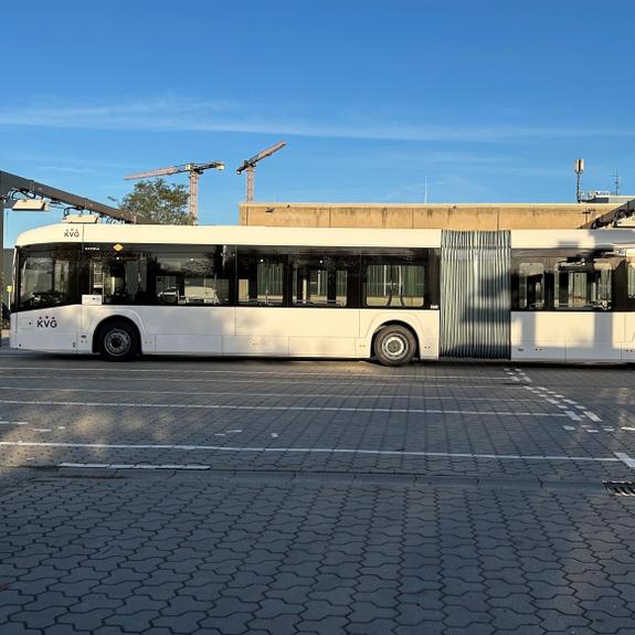 VDL E-Bus Gelenkwagen Fahrbahnseite