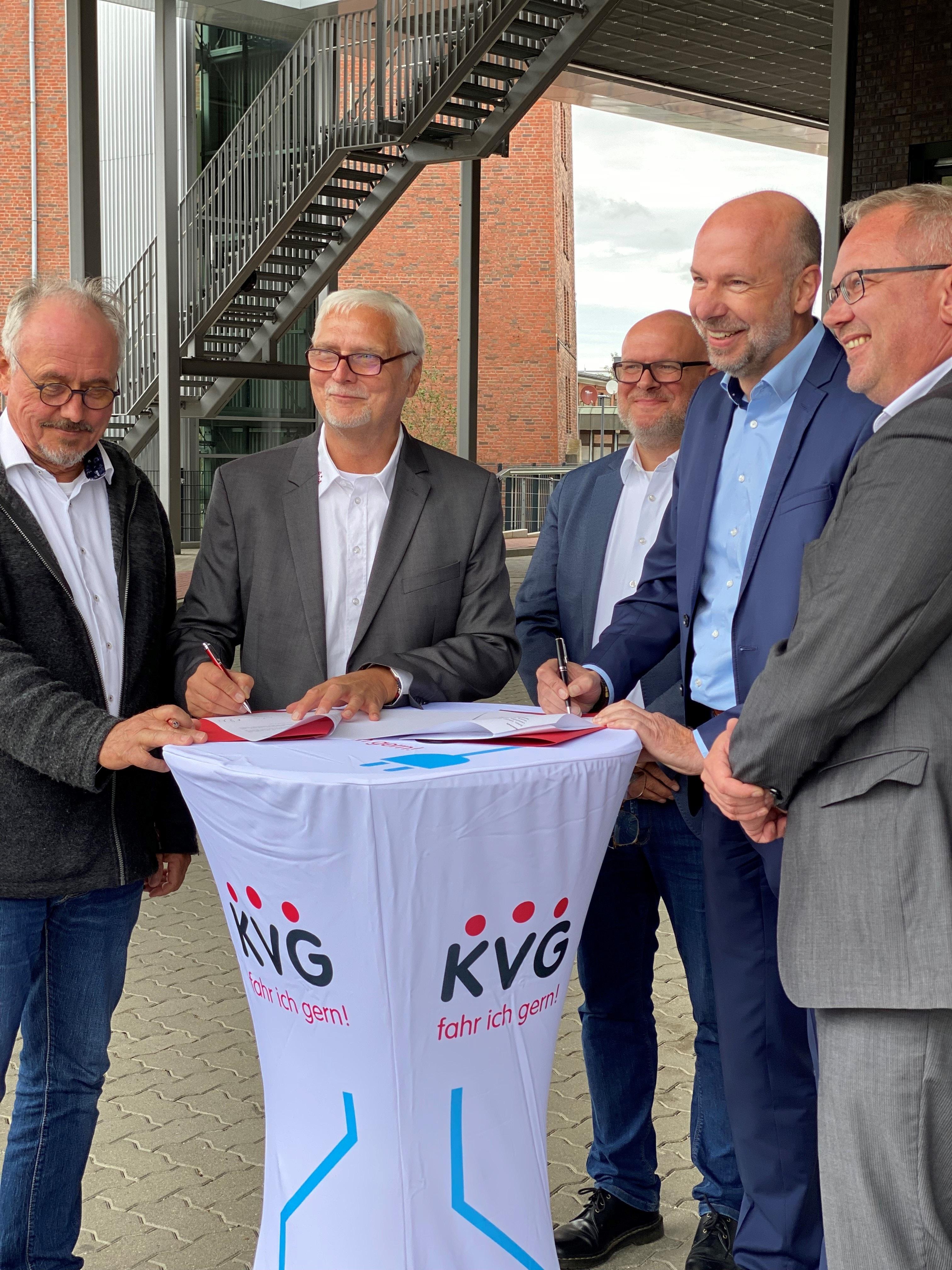 v.l.n.r.: Thomas Mau (Technischer Leiter KVG), Andreas Schulz (Geschäftsführer KVG), Hauke Evers (kaufmännischer Leiter KVG), Richard van den Dungen (CCO VDL Bus & Coach bv), Boris Höltermann (Geschäftsführer VDL Bus & Coach Deutschland GmbH)