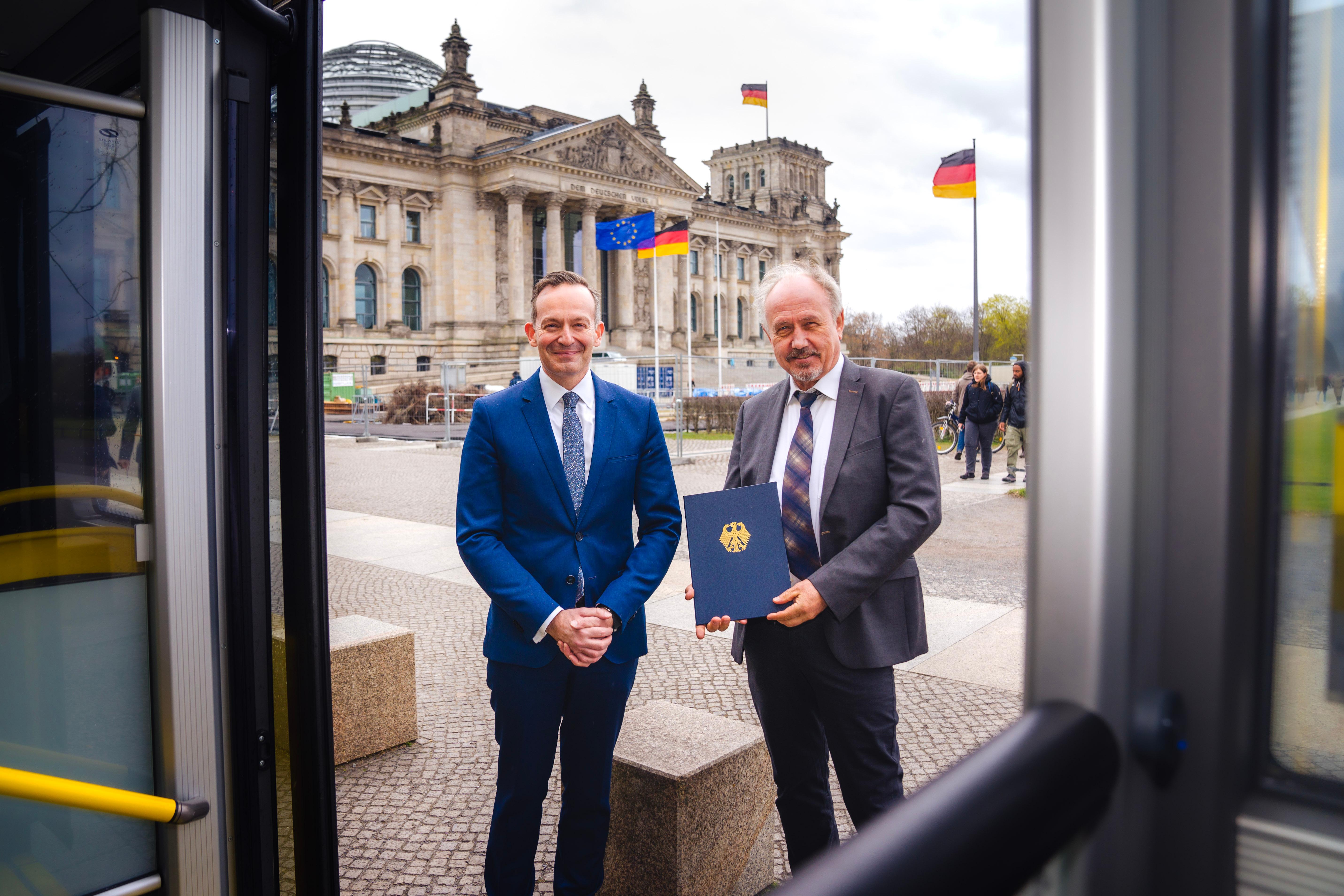 Dr. Volker Wissing und Thomas Mau bei der Übergabe des Förderbescheides in Berlin