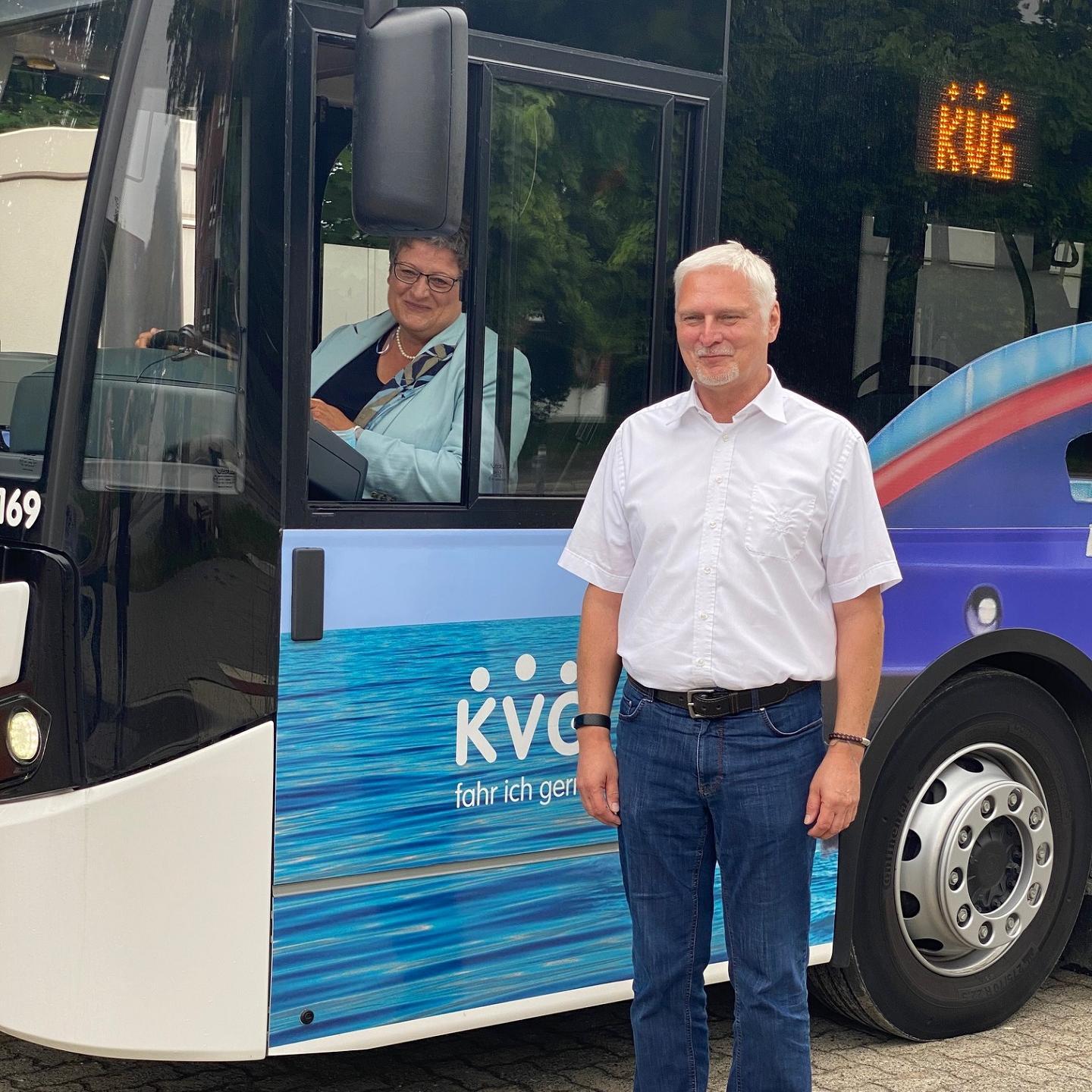Einweihung Narvikstraße am 15.07.21, v.l.n.r.  Renate Treutel (Bürgermeisterin Stadt Kiel), Andreas Schulz (KVG)  | © KVG