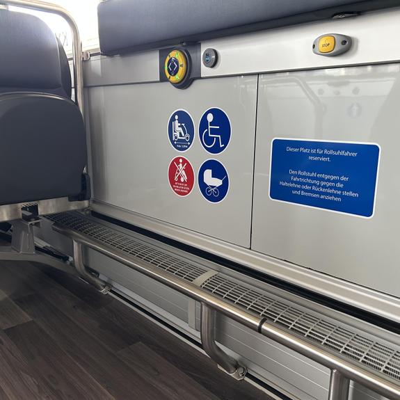 USB-Ladebuchsen und Mehrzweck-Stellfläche