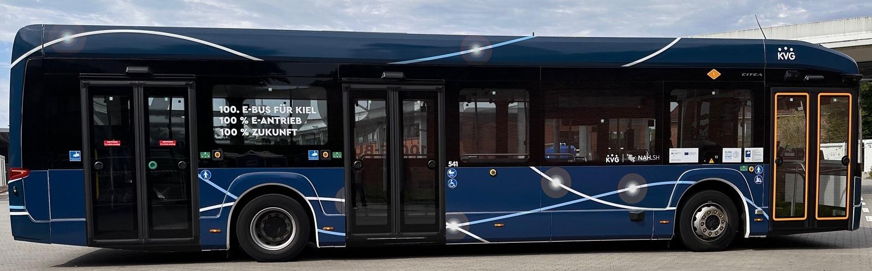 Folierter Elektrobus mit Linien, die elektrische Spannung symbolisieren.