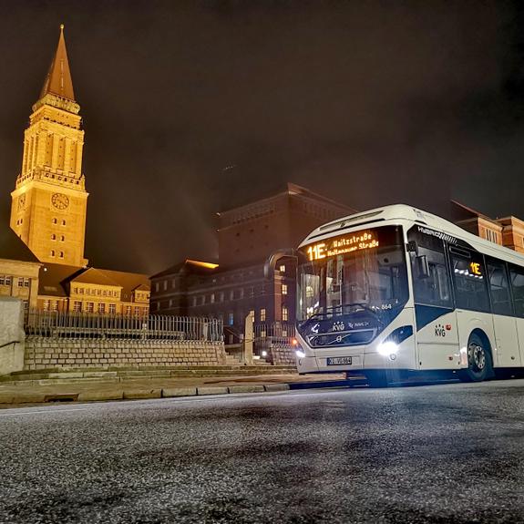 Volvo Bus bei Nacht