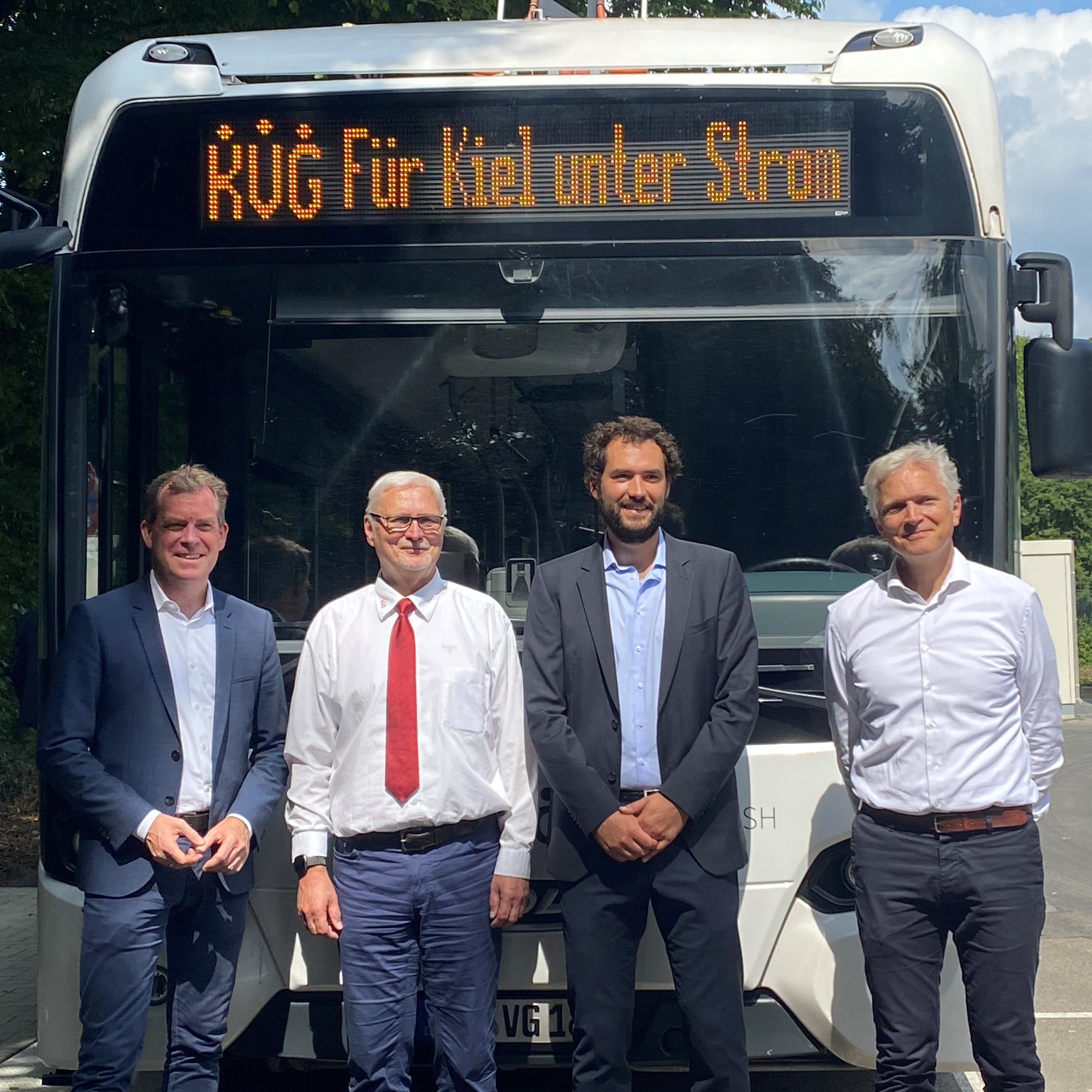 v.l.n.r.: Dr. Ulf Kämpfer (Oberbürgermeister der LH Kiel), Andreas Schulz (Geschäftsführer KVG), Jascha Lackner (Programm Manager NOW GmbH), Dr. Uwe Pfründer (Leiter CAU Gebäudemanagement)