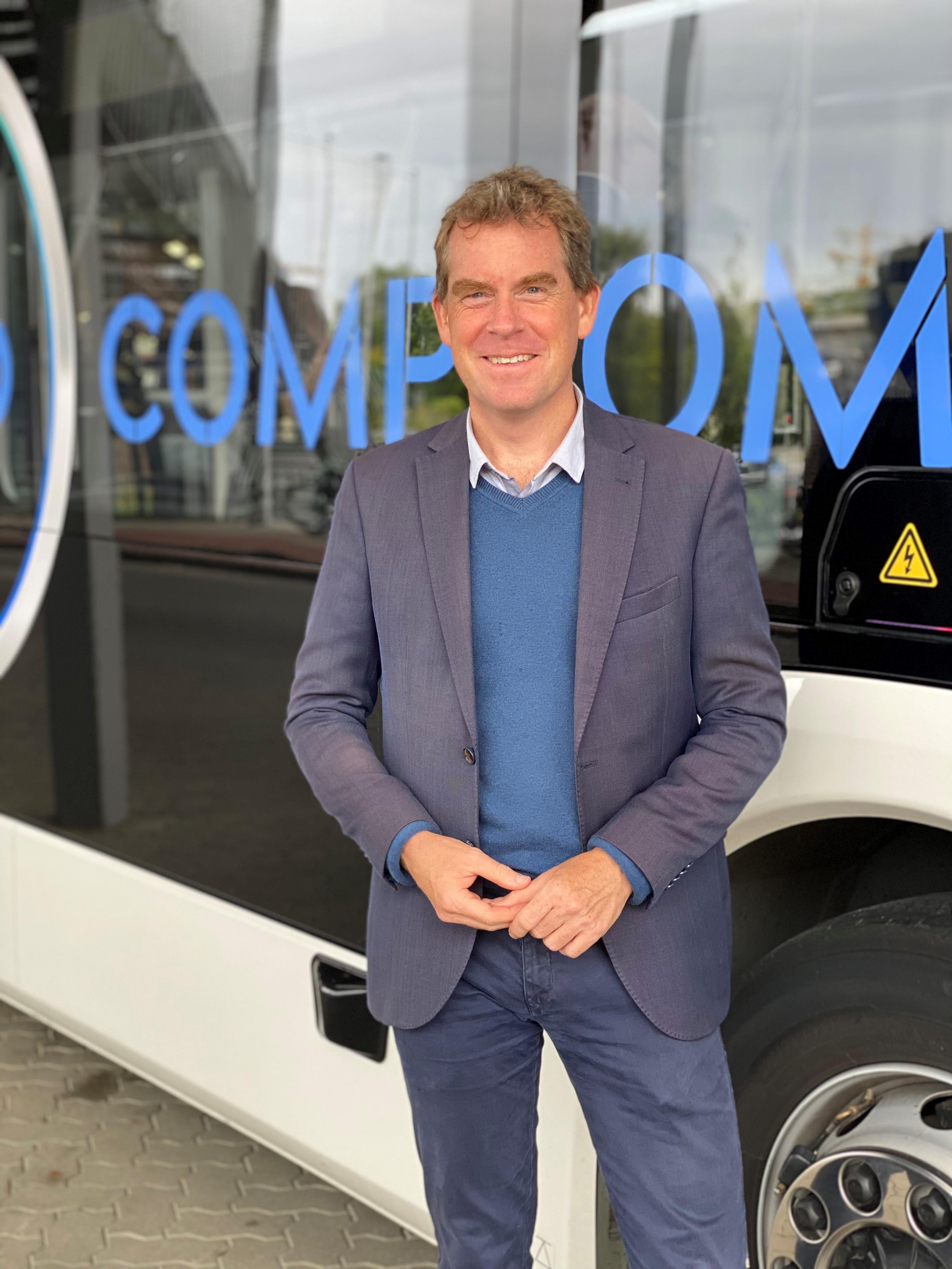 Kiels Oberbürgermeister Ulf Kämpfer vor dem Demobus von VDL