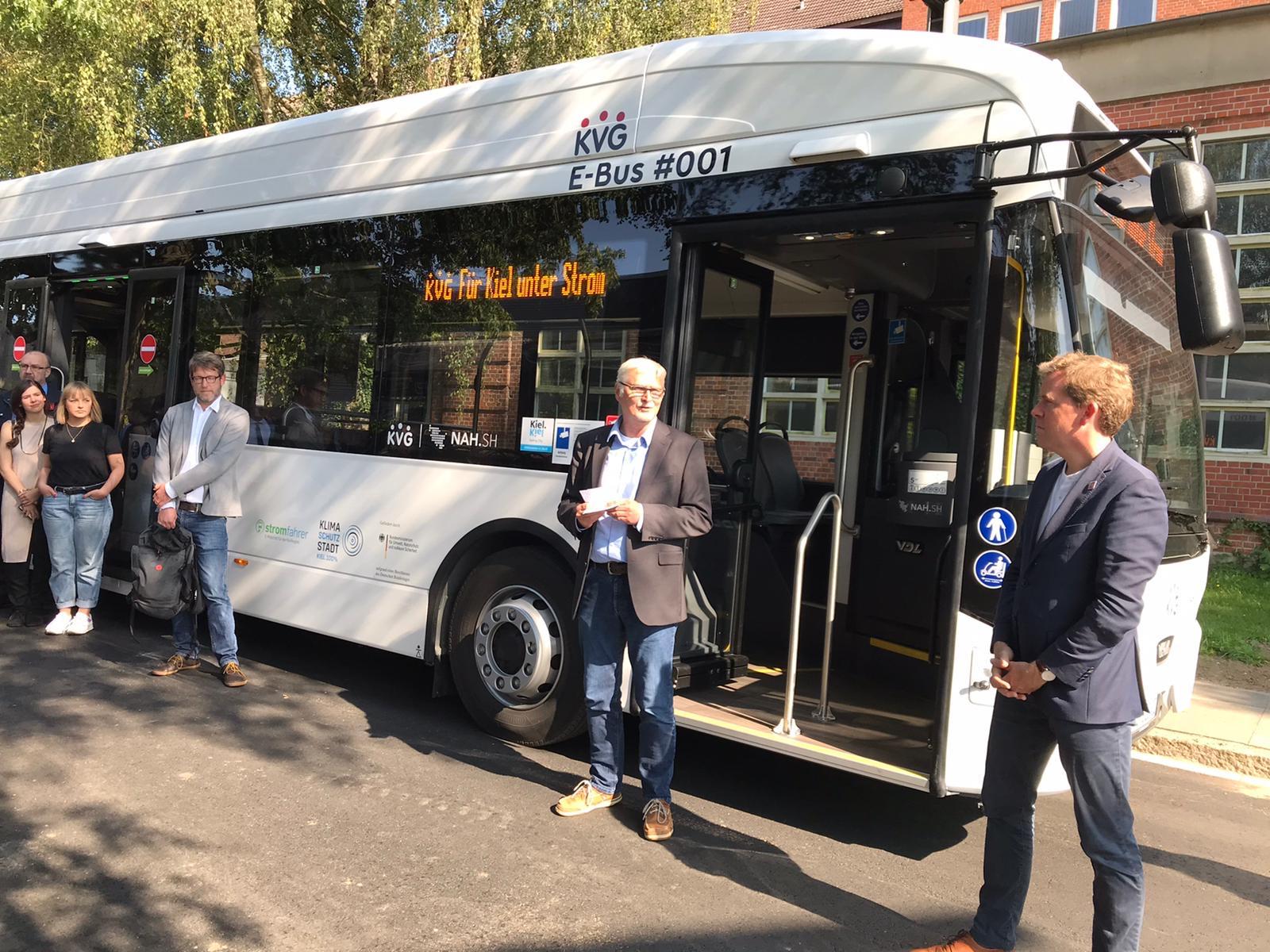 Andreas Schulz und Dr. Ulf Kämpfer vor dem ersten E-Bus |© KVG