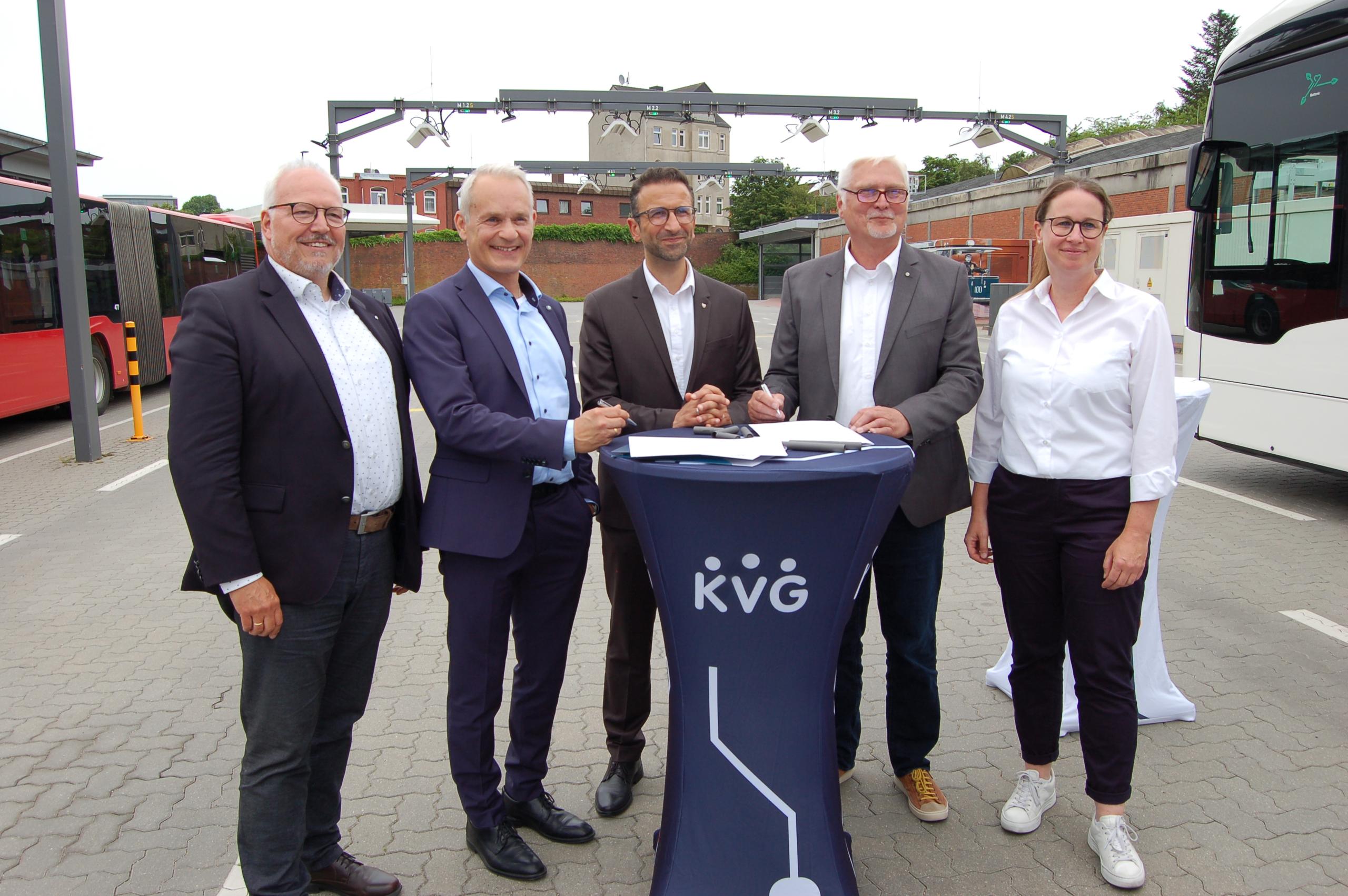 Vertreter von Daimler Buses, Kiels Oberbürgermeister und zwei Mitglieder der KVG-Geschäftsleitung unterzeichnen den Vertrag über die Fahrzeugauslieferung.