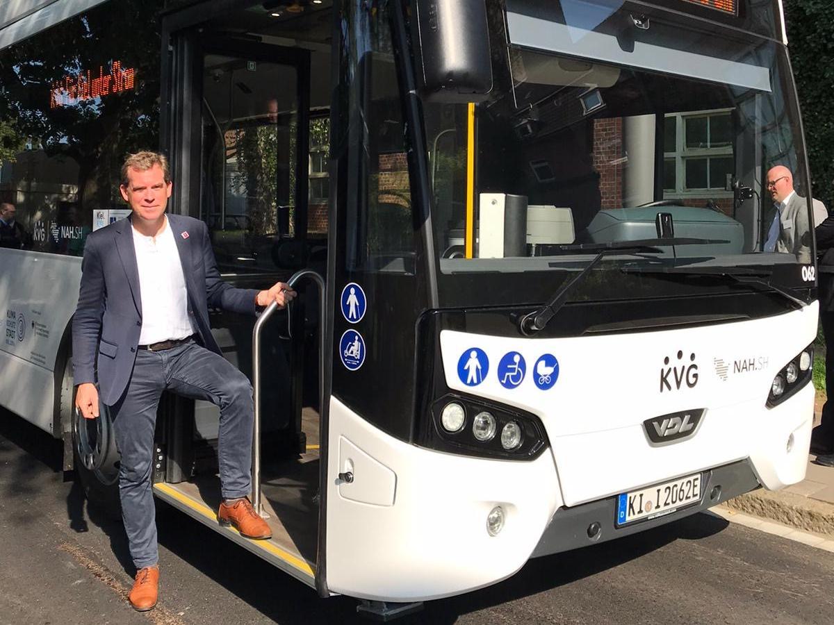Dr. Ulf Kämpfer weiht den ersten E-Bus ein |© KVG